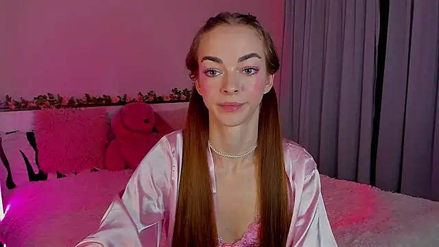 Snapshot of Undertheskin chatting on 12.08.24 Undertheskin online show from 12.08.24