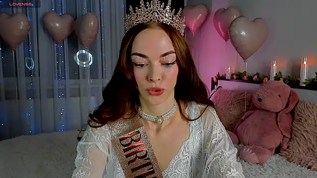 Snapshot of Undertheskin chatting on 02.08.25 Undertheskin online show from 02.08.25