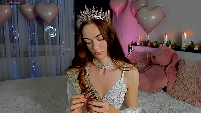 Snapshot of Undertheskin chatting on 02.08.25 Undertheskin online show from 02.08.25