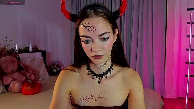 Snapshot of Undertheskin chatting on 10.31.25 Undertheskin online show from 10.31.25