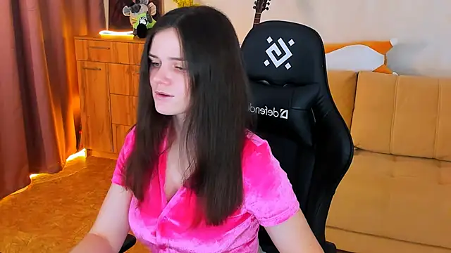 Lora Cain online show from 12.06.24