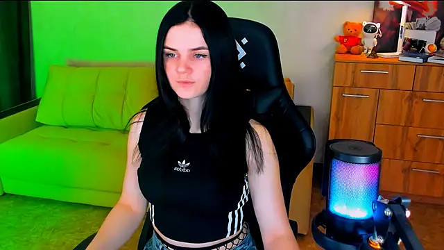 Lora Cain online show from 02.11.25