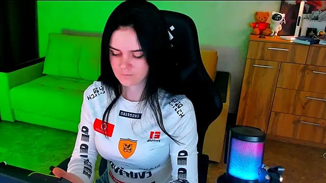 Lora Cain online show from 02.12.25