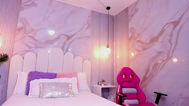 Snapshot of Carohorny4u chatting on 10.04.25 Carohorny4u online show from 10.04.25