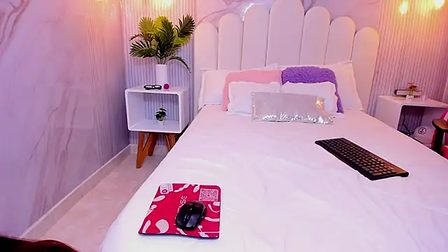 Snapshot of Carohorny4u chatting on 10.08.25 Carohorny4u online show from 10.08.25