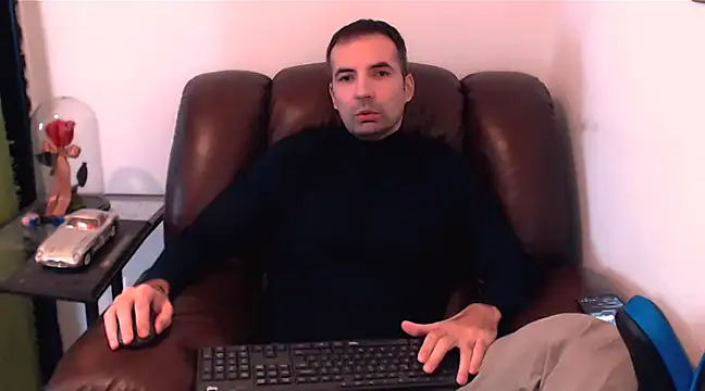Snapshot of Leo_1617 chatting on 12.16.24 Leo 1617 online show from 12.16.24