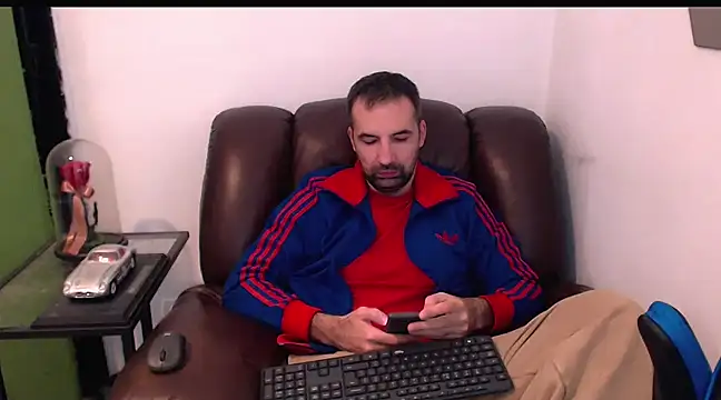 Snapshot of Leo_1617 chatting on 01.26.25 Leo 1617 online show from 01.26.25