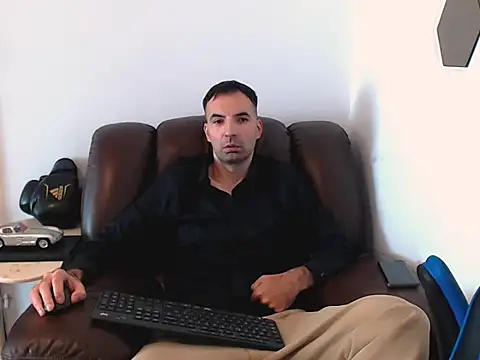 Snapshot of Leo_1617 chatting on 10.10.25 Leo 1617 online show from 10.10.25