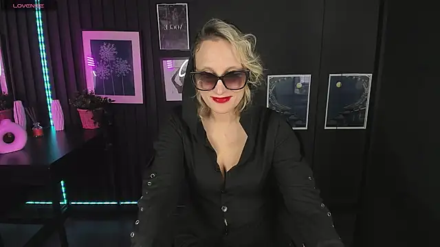 Queen Anna  online show from 12.22.24