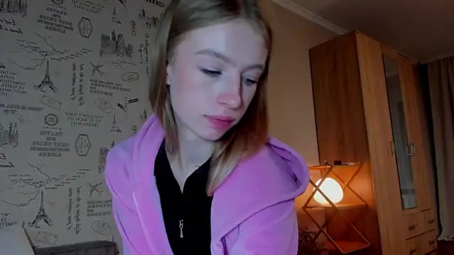 Snapshot of minidivaa_ chatting on 09.29.25 minidivaa online show from 09.29.25