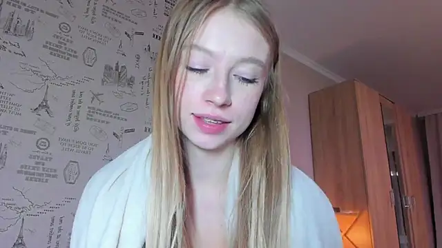 Snapshot of minidivaa_ chatting on 10.04.25 minidivaa online show from 10.04.25