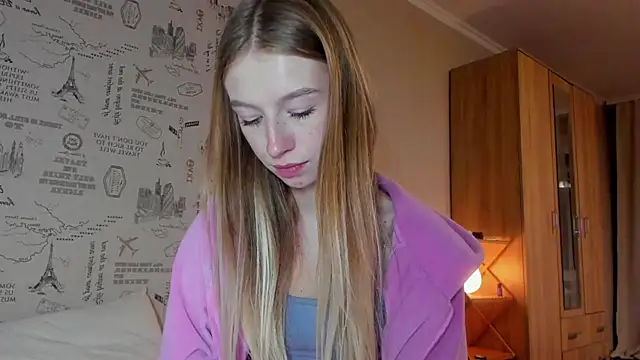 Snapshot of minidivaa_ chatting on 10.14.25 minidivaa online show from 10.14.25