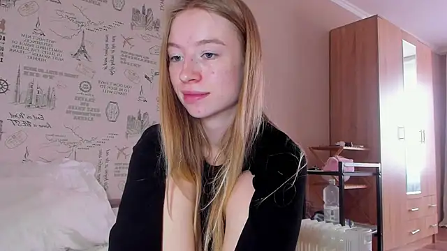 Snapshot of minidivaa_ chatting on 10.17.25 minidivaa online show from 10.17.25