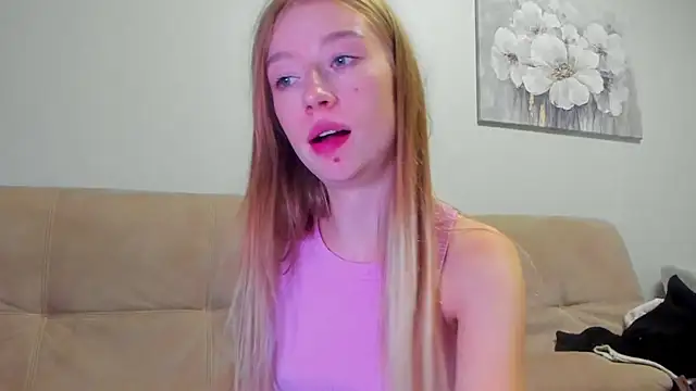 Snapshot of minidivaa_ chatting on 10.20.25 minidivaa online show from 10.20.25