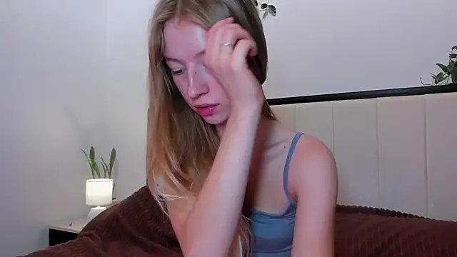 Snapshot of minidivaa_ chatting on 10.23.25 minidivaa online show from 10.23.25