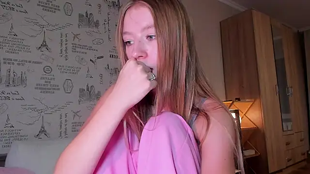 Snapshot of minidivaa_ chatting on 10.25.25 minidivaa online show from 10.25.25