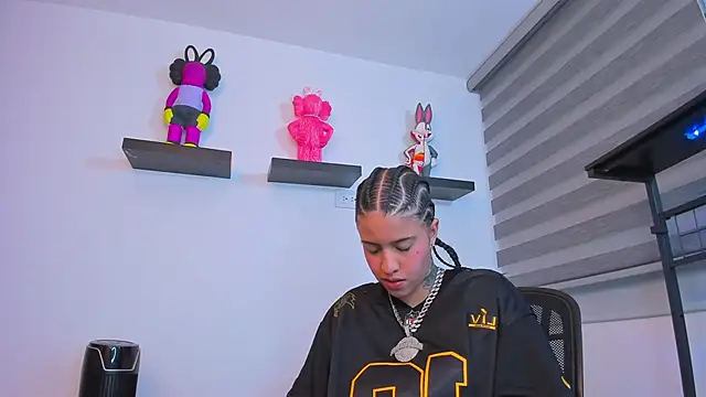 Gangster Girl online show from 11.02.25