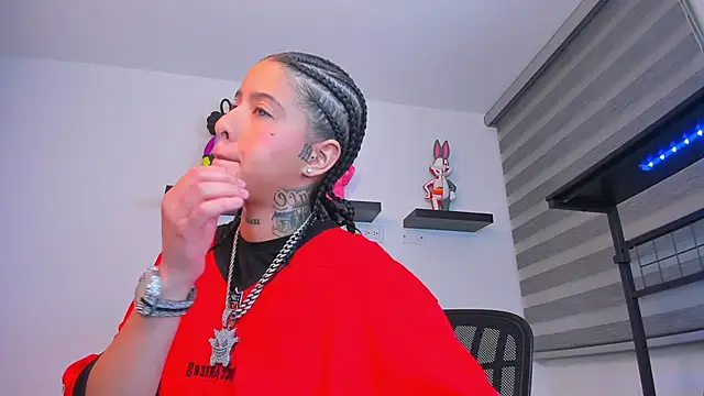 Gangster Girl online show from 12.04.25