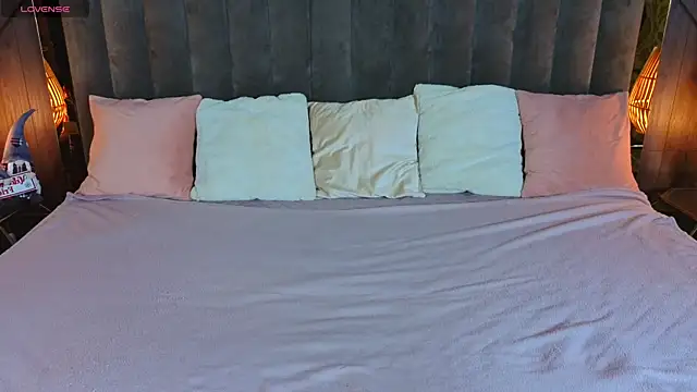 Daisy Delight online show from 12.14.25