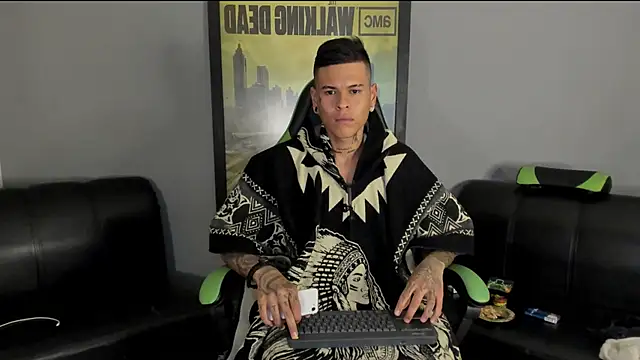 Snapshot of jamesinked_ chatting on 12.20.24 jamesinked online show from 12.20.24