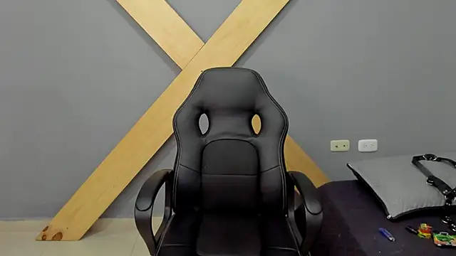 Snapshot of jamesinked_ chatting on 12.27.24 jamesinked online show from 12.27.24