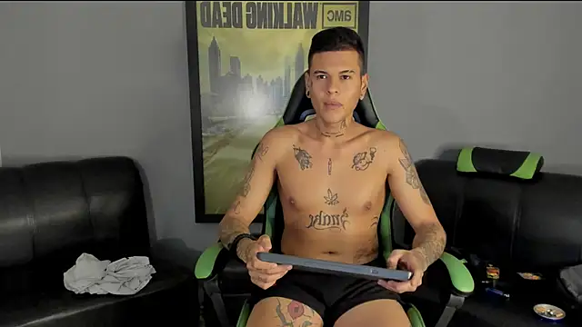 Snapshot of jamesinked_ chatting on 12.28.24 jamesinked online show from 12.28.24