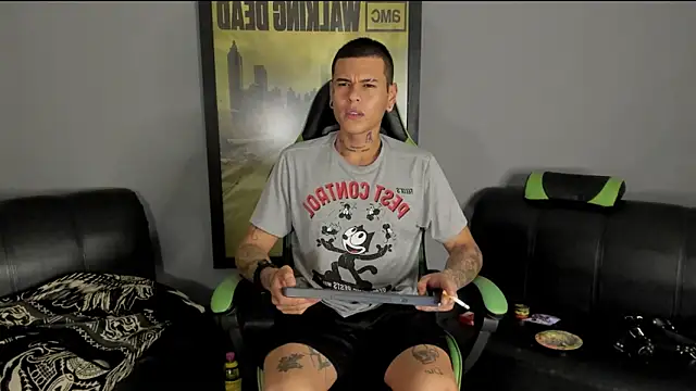 Snapshot of jamesinked_ chatting on 01.04.25 jamesinked online show from 01.04.25