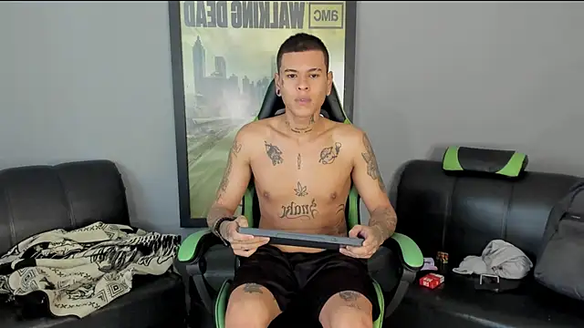 Snapshot of jamesinked_ chatting on 01.04.25 jamesinked online show from 01.04.25