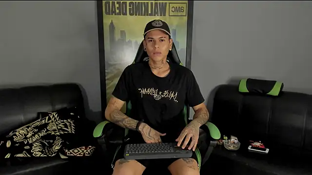 Snapshot of jamesinked_ chatting on 01.10.25 jamesinked online show from 01.10.25