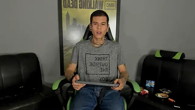 Snapshot of jamesinked_ chatting on 02.04.25 jamesinked online show from 02.04.25