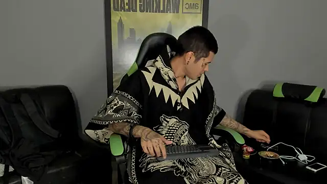 Snapshot of jamesinked_ chatting on 02.05.25 jamesinked online show from 02.05.25