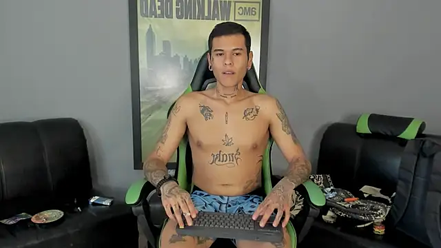 Snapshot of jamesinked_ chatting on 02.06.25 jamesinked online show from 02.06.25