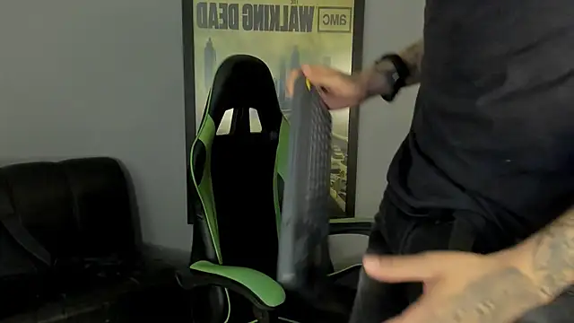 Snapshot of jamesinked_ chatting on 02.09.25 jamesinked online show from 02.09.25