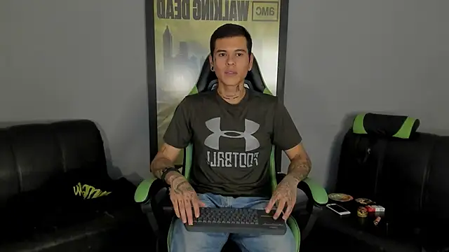 Snapshot of jamesinked_ chatting on 02.10.25 jamesinked online show from 02.10.25