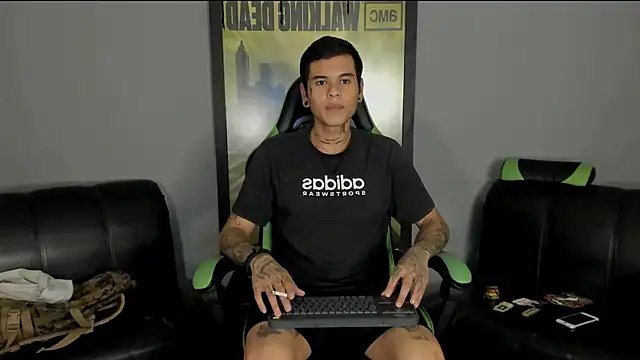 Snapshot of jamesinked_ chatting on 03.04.25 jamesinked online show from 03.04.25