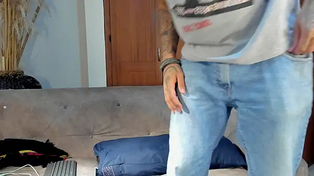 Snapshot of jamesinked_ chatting on 10.18.25 jamesinked online show from 10.18.25