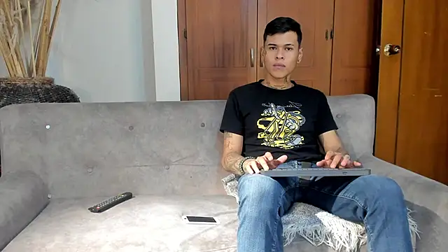 Snapshot of jamesinked_ chatting on 11.08.25 jamesinked online show from 11.08.25