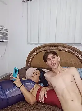 Snapshot of Milfvalesk chatting on 10.13.25 Milfvalesk online show from 10.13.25