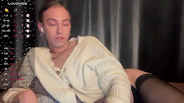 Snapshot of Avril_Pearly_ chatting on 12.06.24 Avril Pearly online show from 12.06.24