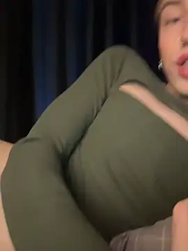 Snapshot of Avril_Pearly_ chatting on 12.19.24 Avril Pearly online show from 12.19.24