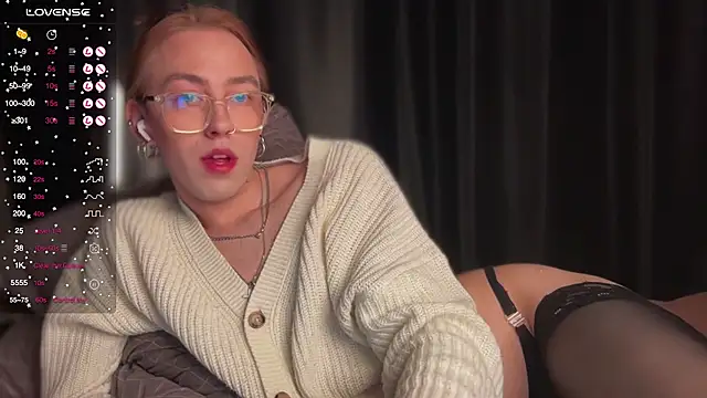 Snapshot of Avril_Pearly_ chatting on 03.13.25 Avril Pearly online show from 03.13.25