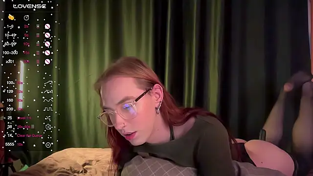 Snapshot of Avril_Pearly_ chatting on 09.25.25 Avril Pearly online show from 09.25.25