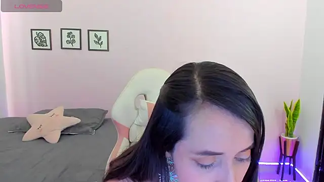 Snapshot of sophie_pazz chatting on 10.25.25 sophie pazz online show from 10.25.25