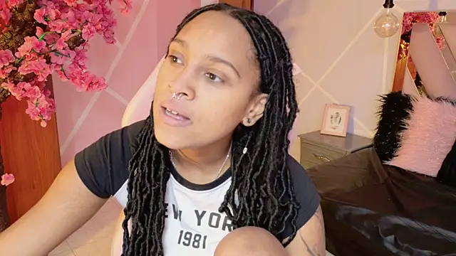 Snapshot of Elith_noa chatting on 09.25.25 Elith noa online show from 09.25.25