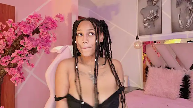 Snapshot of Elith_noa chatting on 10.04.25 Elith noa online show from 10.04.25