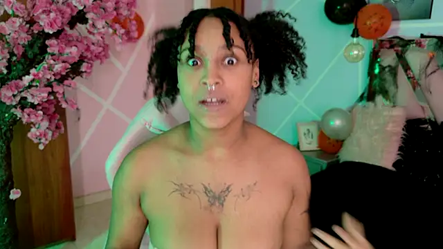 Snapshot of Elith_noa chatting on 10.21.25 Elith noa online show from 10.21.25