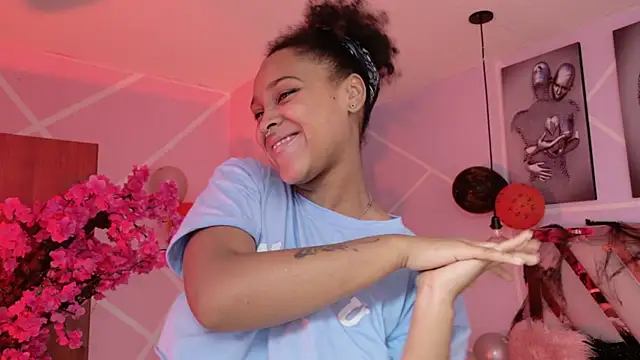 Snapshot of Elith_noa chatting on 10.23.25 Elith noa online show from 10.23.25