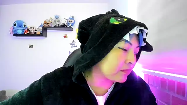 Shaddycute  online show from 11.18.25