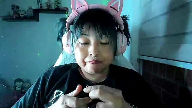 Snapshot of Shaddycute_ chatting on 06.17.26 Shaddycute online show from 06.17.26