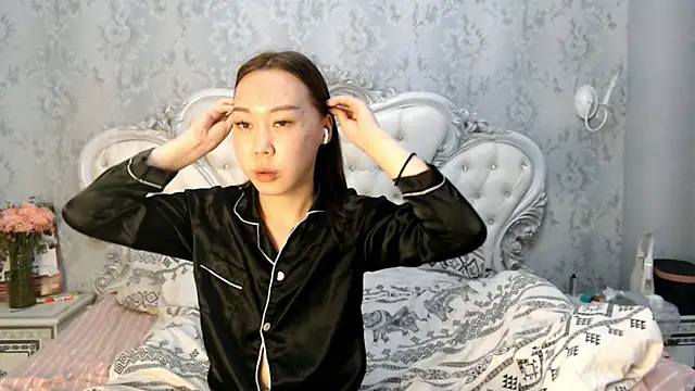 Snapshot of lee_che chatting on 10.15.25 lee che online show from 10.15.25